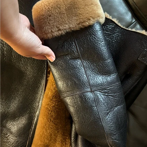 Elegant Black and Tan Shearling Leather Jacket - Picture 10 of 15